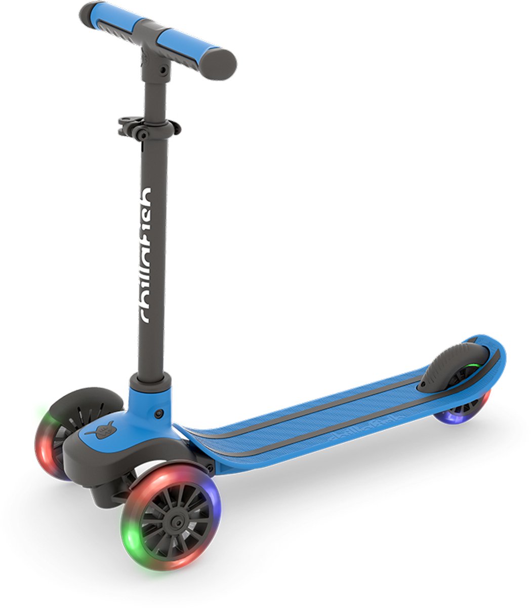 Chillafish Kinderstep 3 Jaar met drie LED wielen - Blauw - Lichtgewicht Glow step jongens en meisjes met afneembaar stuur en voetrem - Aanpasbaar in hoogte - Leun-om-te-sturen - Extra grip handgrepen - Geen batterijen nodig - Model Scotti Glow 3 (5425029654051)