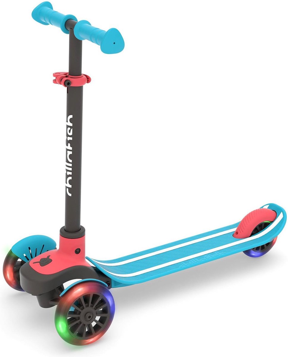 Chillafish Kinderstep 3 Jaar met drie LED wielen - Blauw - Lichtgewicht Glow step jongens met afneembaar stuur en voetrem - Aanpasbaar in hoogte - Leun-om-te-sturen - Extra grip handgrepen - Geen batterijen nodig - Model Scotti Glow 3 (5425029652330)