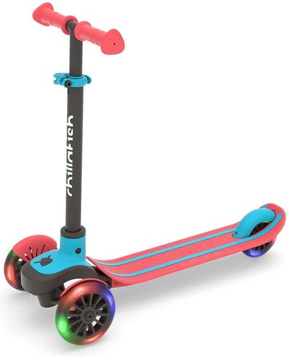 Chillafish Kinderstep 3 Jaar met drie LED wielen - Blauw Rood - Lichtgewicht Glow step jongens met afneembaar stuur en voetrem - Aanpasbaar in hoogte - Leun-om-te-sturen - Extra grip handgrepen - Geen batterijen nodig - Model Scotti Glow 3 (5425029652347)