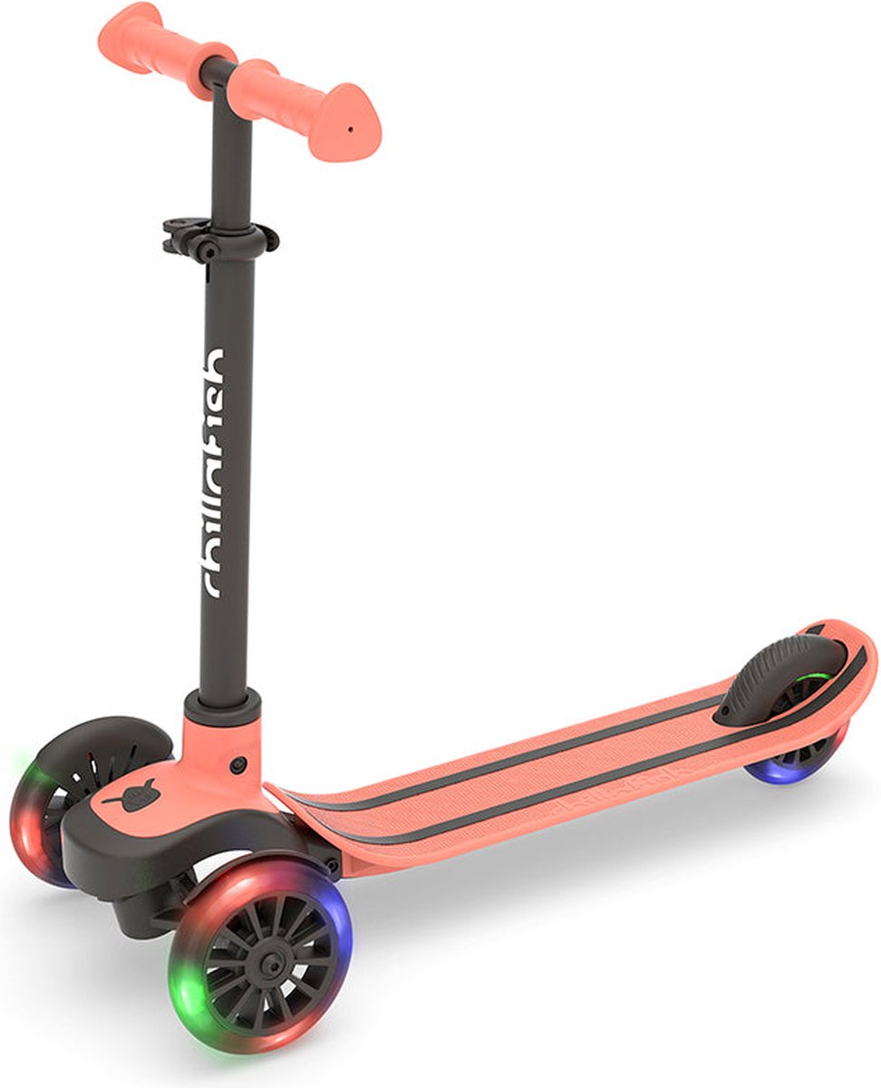 Chillafish Kinderstep 3 Jaar met drie LED wielen - Roze - Lichtgewicht Glow step meisjes met afneembaar stuur en voetrem - Aanpasbaar in hoogte - Leun-om-te-sturen - Extra grip handgrepen - Geen batterijen nodig - Model Scotti Glow 3 (5425029652323)