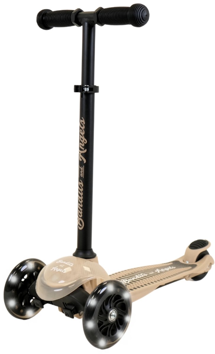 Bandits & Angels Step Little Adventure Sand vanaf 2 jaar voor Jongens en Meisjes - Beige Kinderstep met Drie Wielen - Kinder Driewieler Step met LED lampjes - Verstelbaar Stuur en Stuurslot - Voetrem (8719558089604)