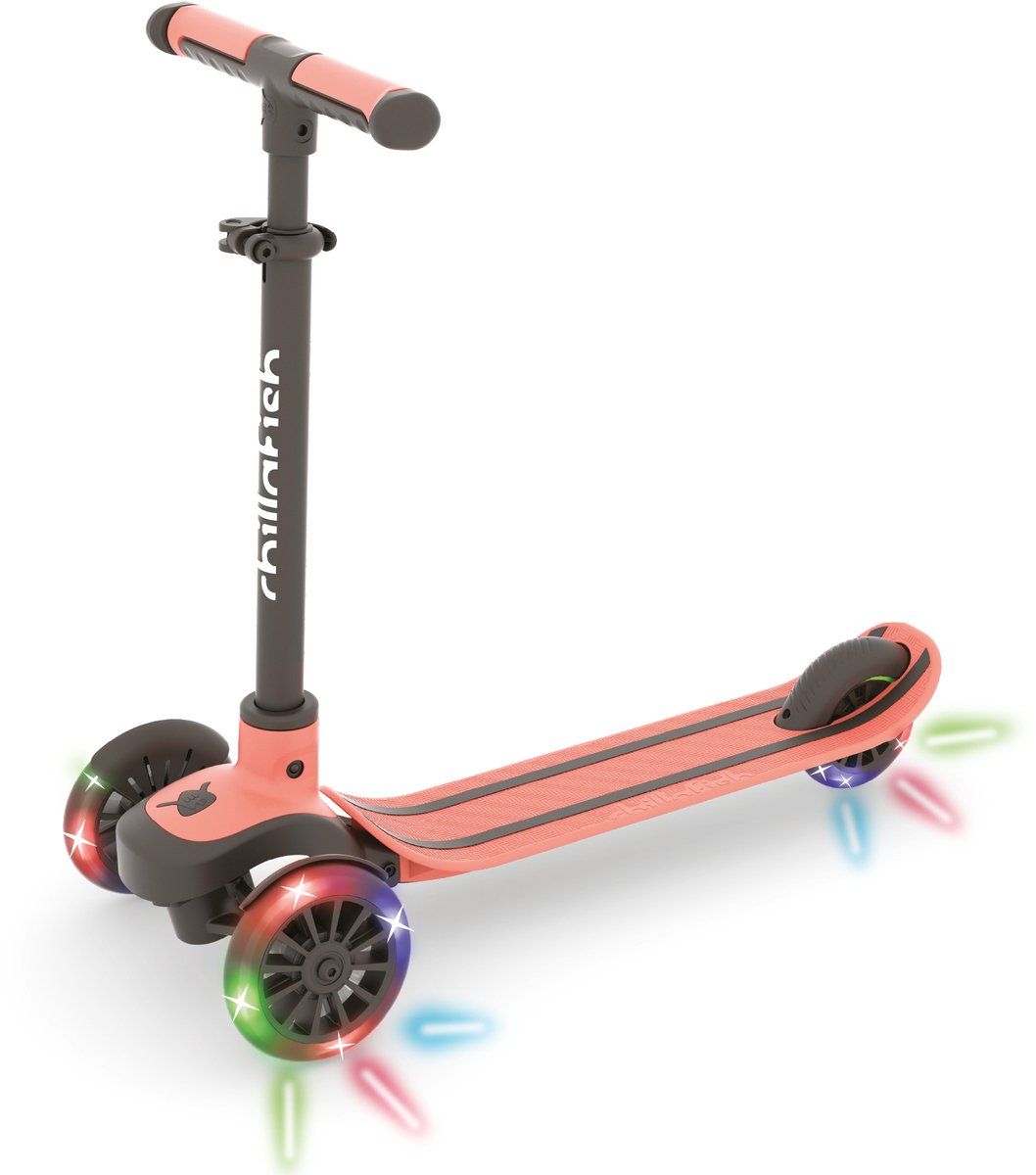 Chillafish Kinderstep 3 Jaar met drie LED wielen - Roze - Lichtgewicht Glow step meisjes met afneembaar stuur en voetrem - Aanpasbaar in hoogte - Leun-om-te-sturen - Extra grip handgrepen - Geen batterijen nodig - Model Scotti Glow 3 (5425029653948)